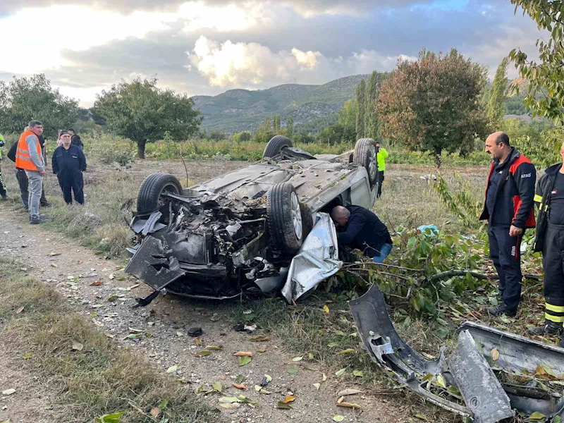 Şarampole uçan otomobildeki anne hayatını kaybetti, eşi ve bebeği yaralandı
