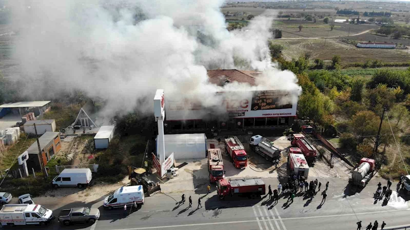 Kırklareli’nde mobilya mağazasında çıkan yangına müdahale sürüyor: Yangın havadan görüntülendi