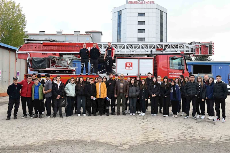 Bozüyük Belediyesi İtfaiyesi’nden Afetlere Hazırlık Kulübü öğrencilerine yangın eğitimi