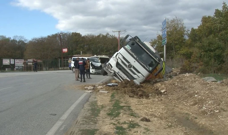 Çatalca’da minibüsle çarpışan hafriyat kamyonu devrildi: 1 yaralı
