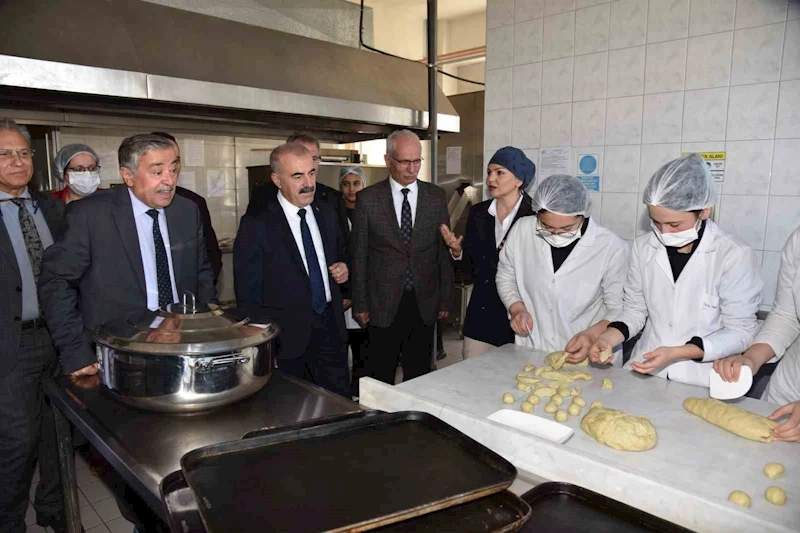 Meslek Lisesi öğrencileri hem üretiyor, hem satıyor
