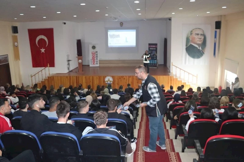 Polis ekiplerince öğrencilere narko gençlik eğitimi
