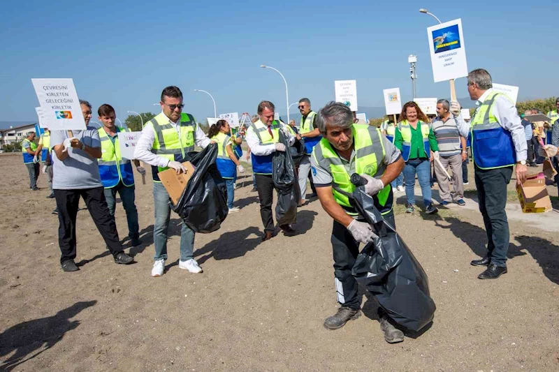 Büyükşehir personelinden sahil temizliği
