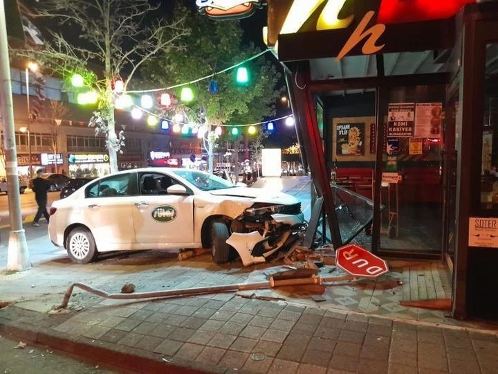 Beylikdüzü’nde polisten kaçan alkollü sürücü restorana daldı