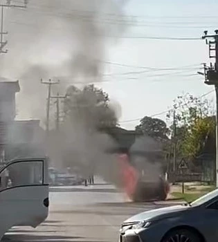 Sakarya’da seyir halindeki otomobil alevlere teslim oldu
