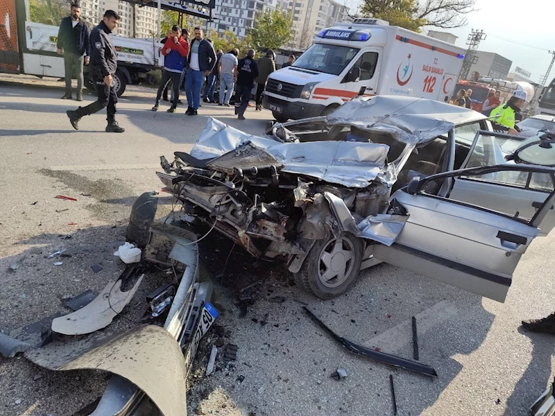 Amasya’da otomobil tır dorsesine çarptı: 1’i ağır 2 yaralı
