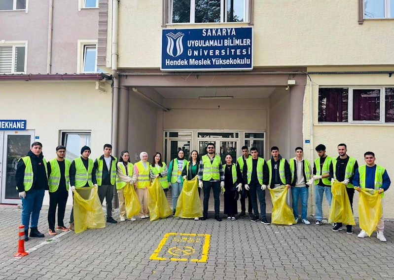 Üniversiteli öğrencilerden çevre temizliği
