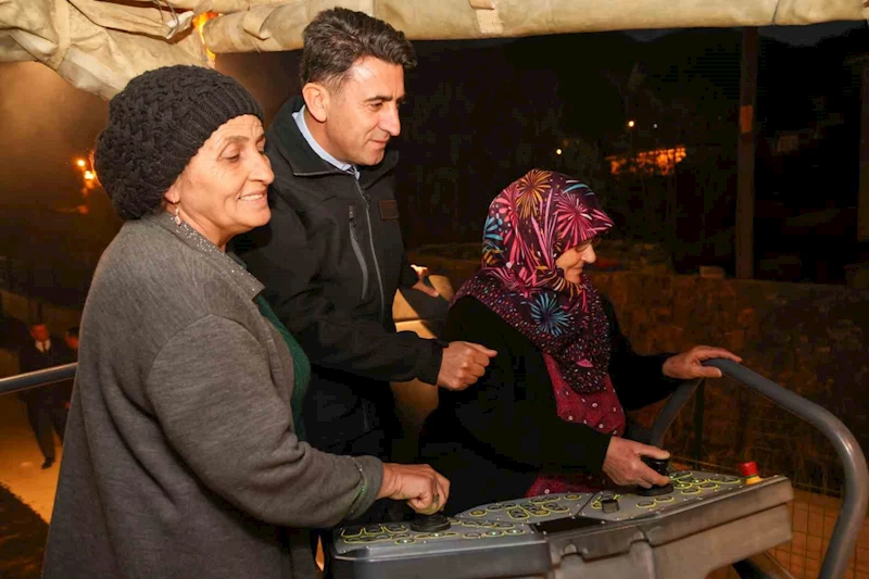 Kaptan koltuğundaki Narin ve Afiyet teyzeler köy yoluna ilk asfaltı döktü
