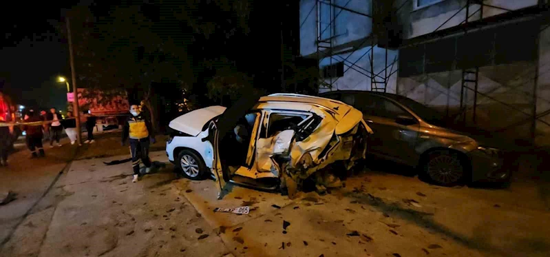 Sakarya’da ambulans ve üç aracın karıştığı zincirleme kaza kamerada: 1 ölü, 3 yaralı