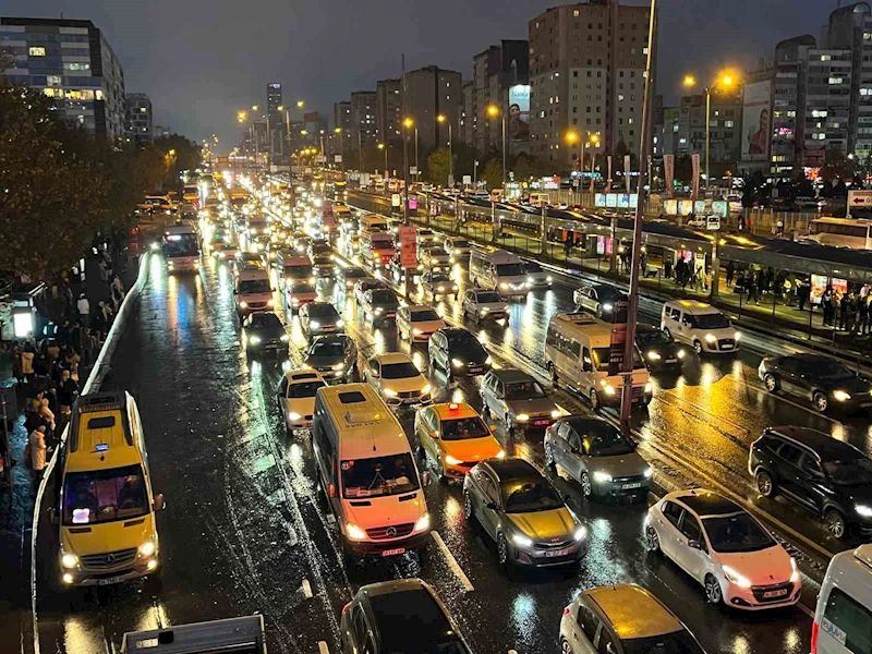 İstanbul’da haftanın son gününde trafik yüzde 90’a ulaştı