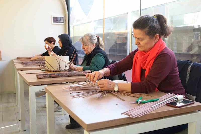 Atıklar ilham veren ellerde ‘sanat’ olarak hayata dönüyor
