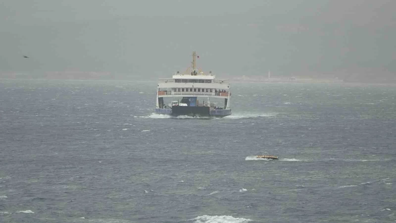 Çanakkale-Eceabat seferleri lodos fırtınası nedeniyle iptal edildi
