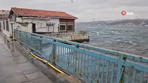 İstanbul’da lodos nedeniyle dalgalar oluştu, kimisi fotoğrafladı kimisi kaçtı