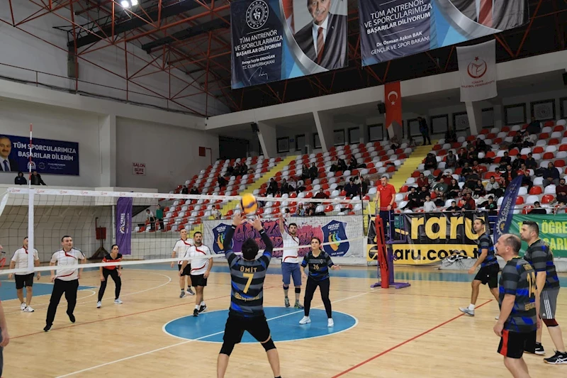 Gebze’de öğretmenler voleybol turnuvasında buluştu
