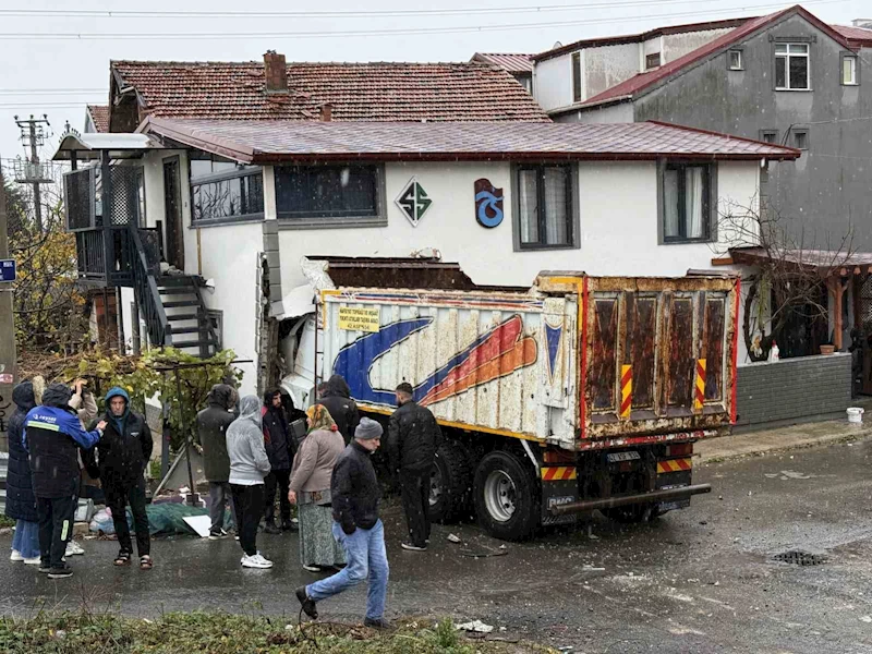 Sakarya’da faciadan dönüldü: Kamyon eve girdi
