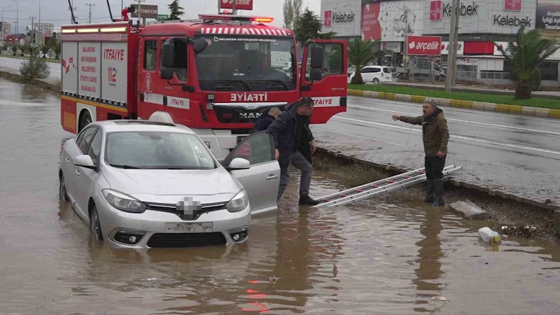 Balıkesir’de su baskınında aracı içinde mahsur kalan sürücüyü itfaiye kurtardı
