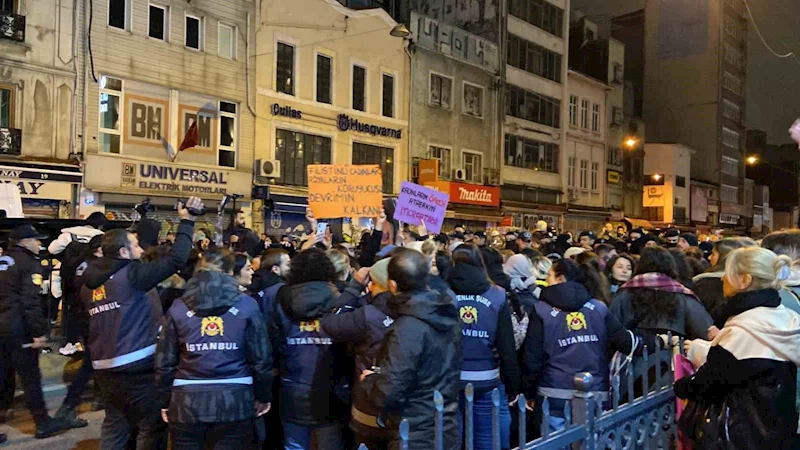 Taksim’de izinsiz gösteri yapmak isteyen eylemciler, polise biber gazı ve boya sıktı
