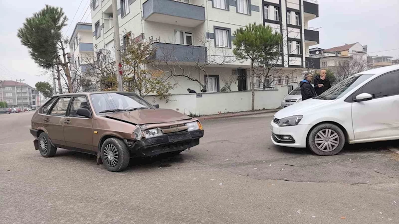 2 otomobilin çarpıştığı kazada 2 kişi yaralandı
