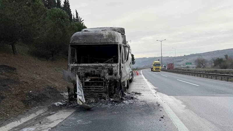 Otoyolda alev alan tırdan geriye demir yığını kaldı
