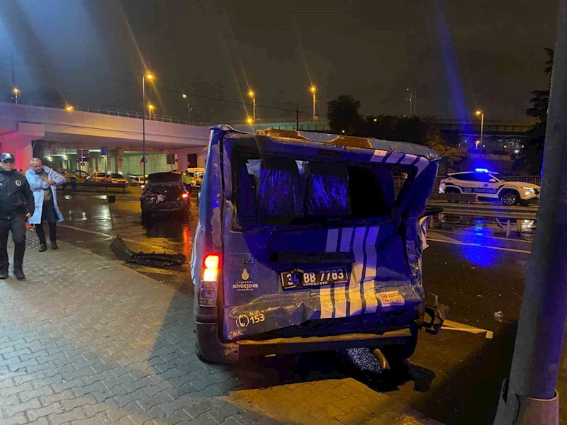 Bakırköy E5 güney yanyol Ekrem Kurt Bulvarı katılımda zabıta aracı ve bir otomobilin karıştığı maddi hasarlı kazaya müdahale eden polis aracına İETT otobüsü çarptı. Kazada Trafik Denetleme’de görevli polis memuru Ogün Yürümez, İETT aracının altında kalar