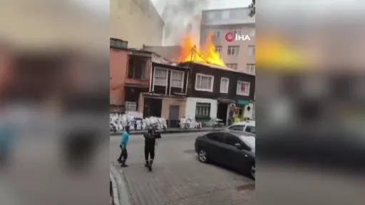 Beşiktaş’ta korkutan çatı yangını: O anlar kamerada