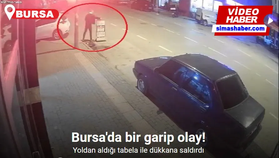 Yoldan aldığı tabela ile dükkana saldırdı