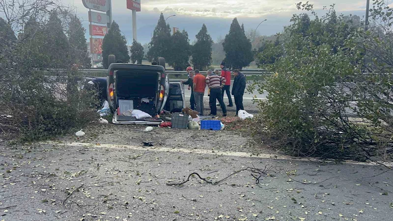 Otoyolda kontrolden çıkan araç 3 ağacı biçti: 2 yaralı
