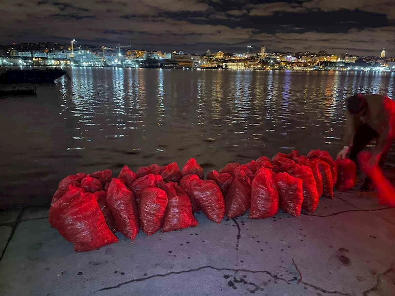 Kadıköy’de 1 ton kaçak midye ele geçirildi