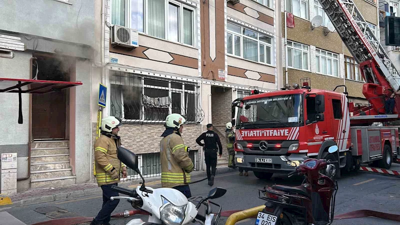 Fatih’te bir apartmanda yangın çıktı: 5 kişi mahsur kaldı