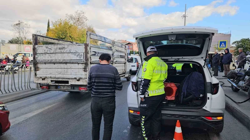 Şişli’de faciadan dönülen kaza kamerada: Açık kalan vinç elektrik tellerini kopardı, trafik levhası yola devrildi