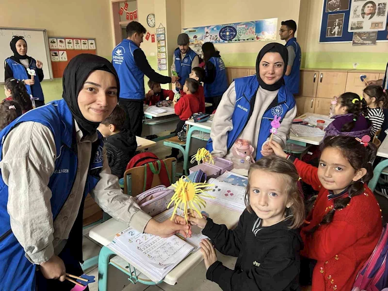 Sınavdan toplanan kalemleri süsleyerek, minik öğrencilere hediye ettiler
