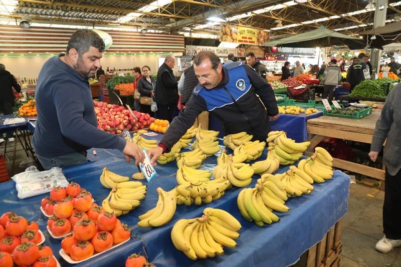 Bayraklı zabıtasından pazar yeri denetimi