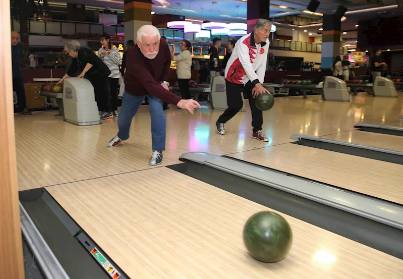 Huzurevi sakinleri bowling ile eğlendi