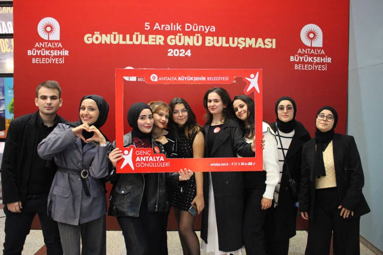 Büyükşehir Gönüllüler Günü’nü gençlerle kutladı