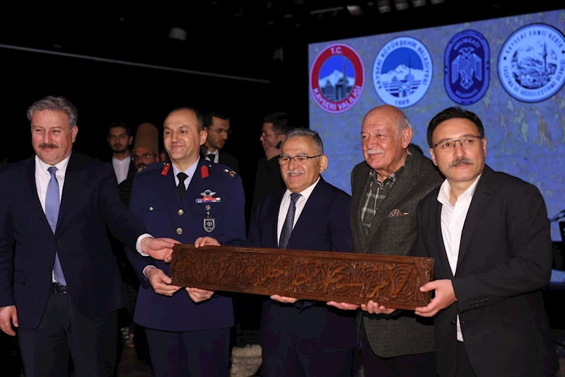 Başkan Büyükkılıç, Melik Muhammed Gazi’yi Hem Türbesinde Hem De Anma Gecesinde Yâd Etti