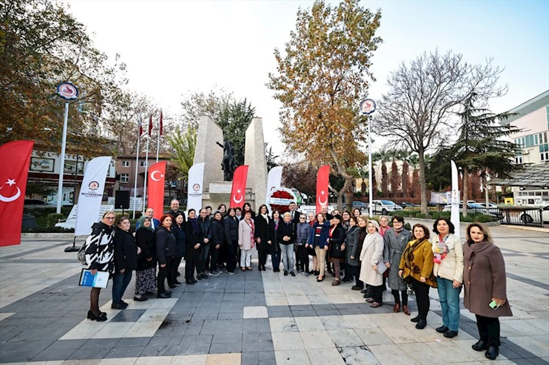 Kadın Meclisi, Atatürk Anıtı’na çelenk bıraktı