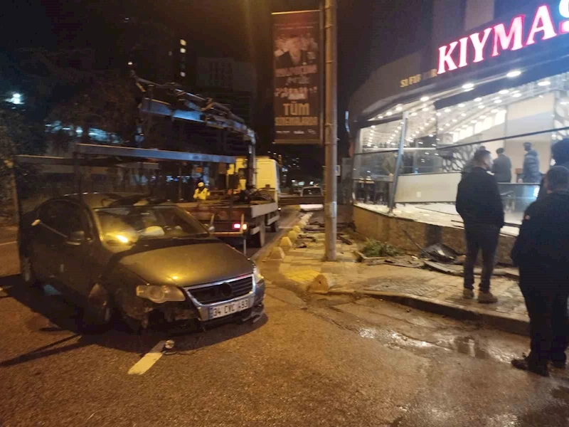 Maltepe’de kontrolden çıkan araç restorana girdi: 1 yaralı
