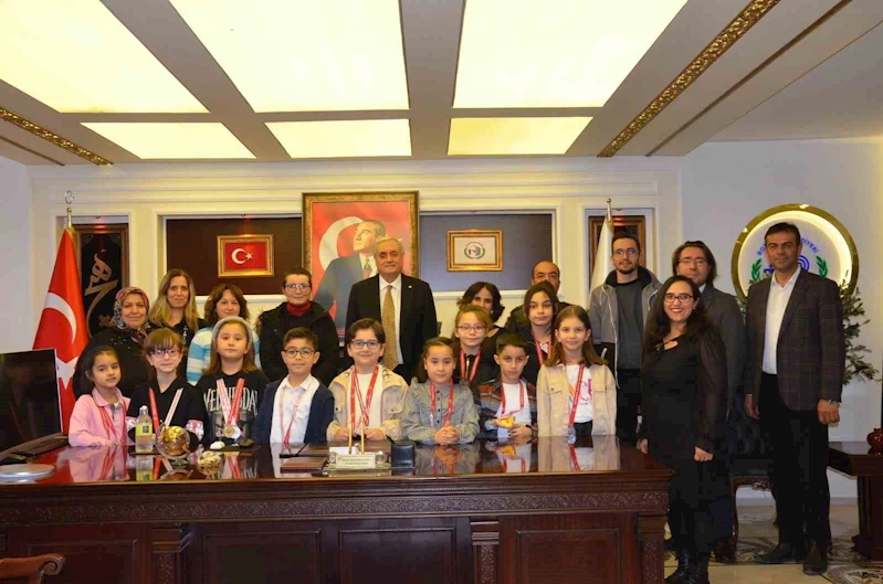 Başkan Bakkalcıoğlu başarılı satranç sporcularını ödüllendirdi
