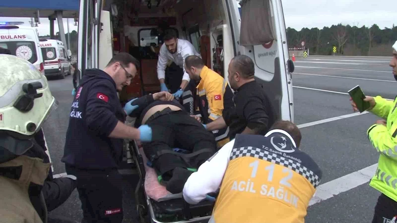 Kuzey Marmara Otoyolu’nda ticari taksi gişeye çarptı: 2 ağır yaralı
