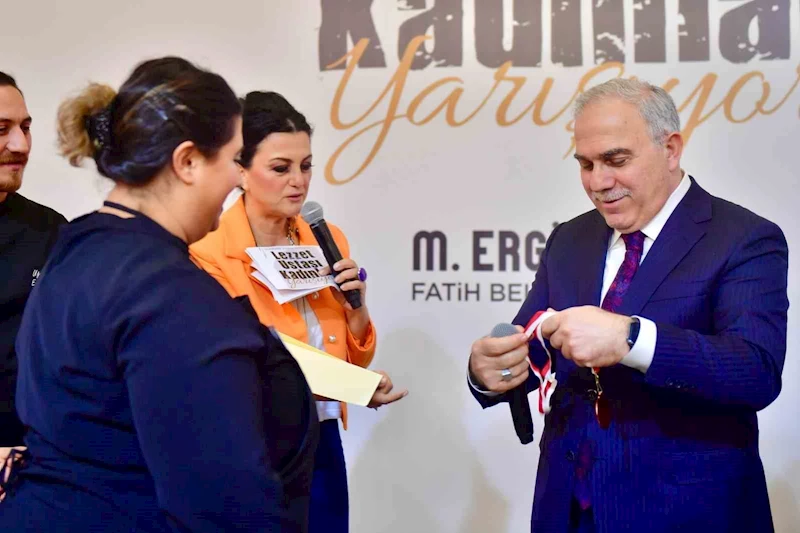 Fatih Belediyesi’nin düzenlediği yarışmada dereceye giren maharetli kadınlar ödüllerini aldı
