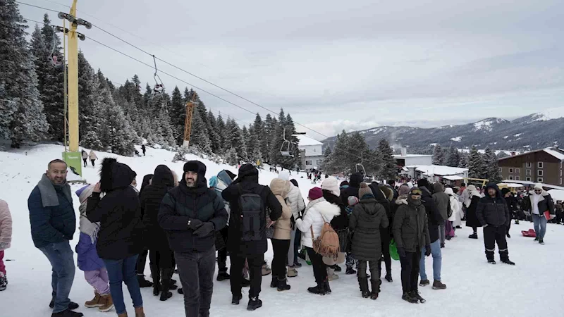 Uludağ’da geç gelen kar yüzleri güldürdü
