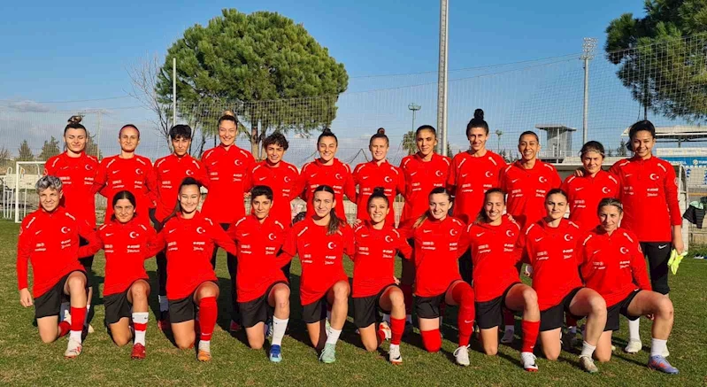 A Milli Kadın Futbol Takımı, Yunanistan ve Romanya maçlarının hazırlıklarını sürdürdü
