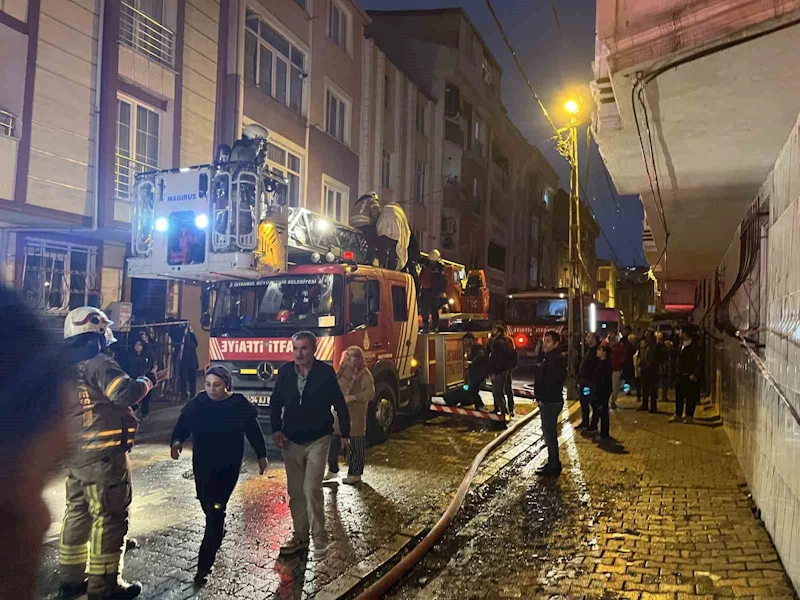 Esenyurt’ta 4 katlı binada korkutan yangın: Mahsur kalan 12 kişi kurtarıldı