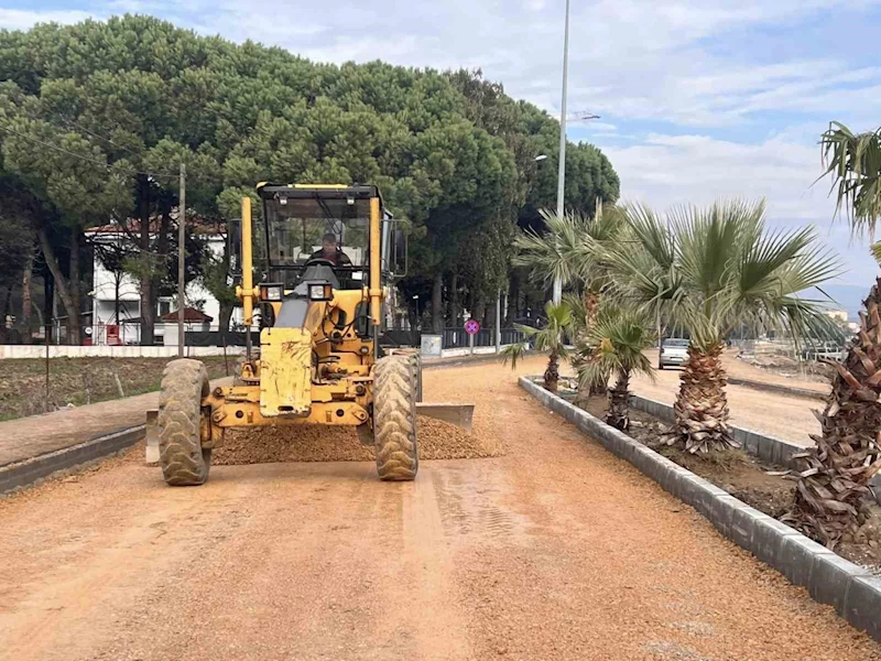 Ezine Belediyesi, Ezine Kamu Kampüsü ve Şehir Merkezi Bağlantı Yolu’nda sıcak asfalt çalışması başlattı
