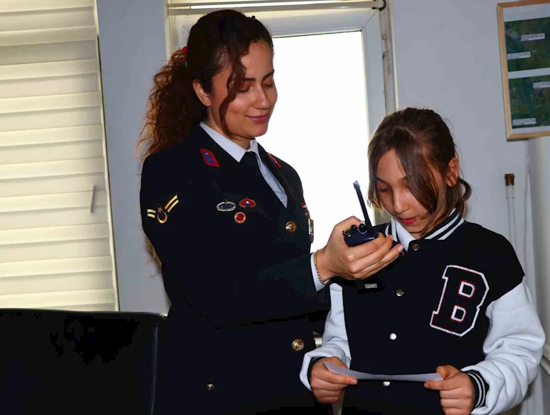 Edirne’de jandarma temalı resim yarışmasında birinci olan öğrenciler ödüllerini aldı

