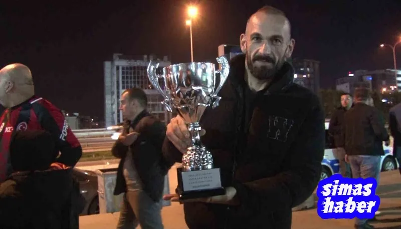 Süper Amatör Lig’de grup şampiyonu olan Gülsuyuspor’da taraftarlardan şampiyonluk kutlaması