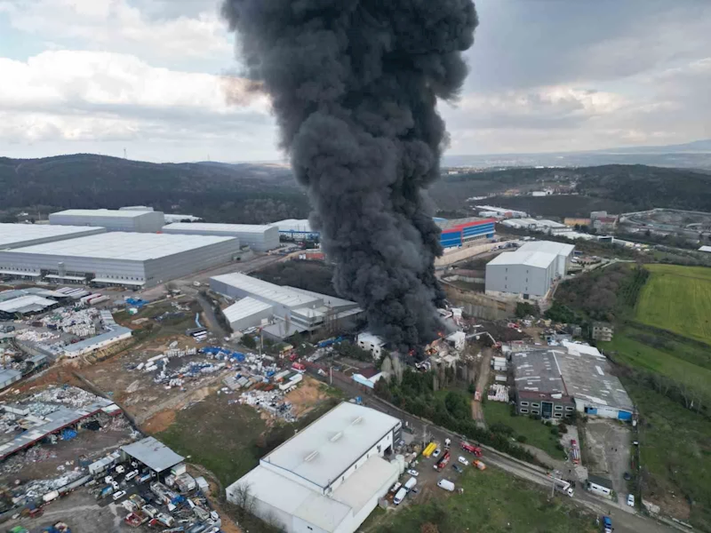 Alev alev yanan fabrika havadan görüntülendi
