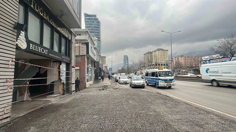 Bursa’da kontrolden çıkan otomobil dükkana girdi
