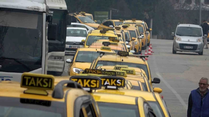 Tarife güncellemek isteyen taksiciler uzun kuyruklar oluşturdu
