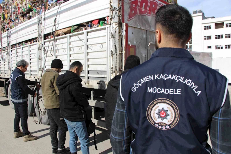 Amasya’da çöp dolu tırdan 3 kaçak göçmen çıktı
